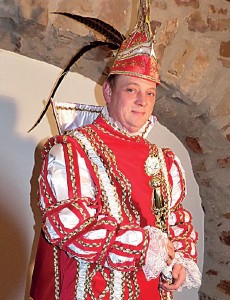 Prinz Dirk I. wird am 2. Januar während der Prinzenproklamation in der Kurfürstenhalle in Welschneudorf offiziell in sein Amt eingeführt.